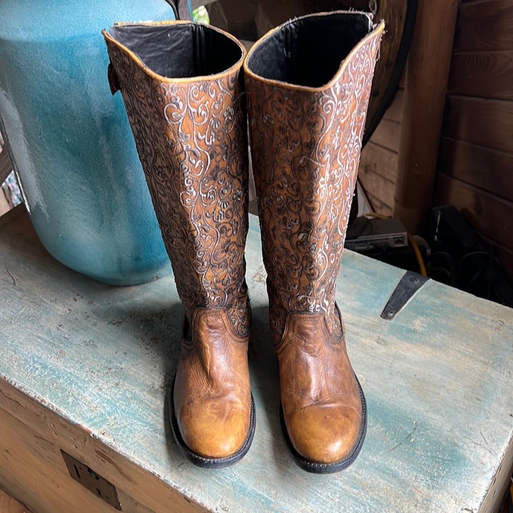 Old Gringo boots, beautiful embroidered caramel/good color.
